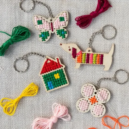 Stitch your own wooden keyring - Sausage Dog
